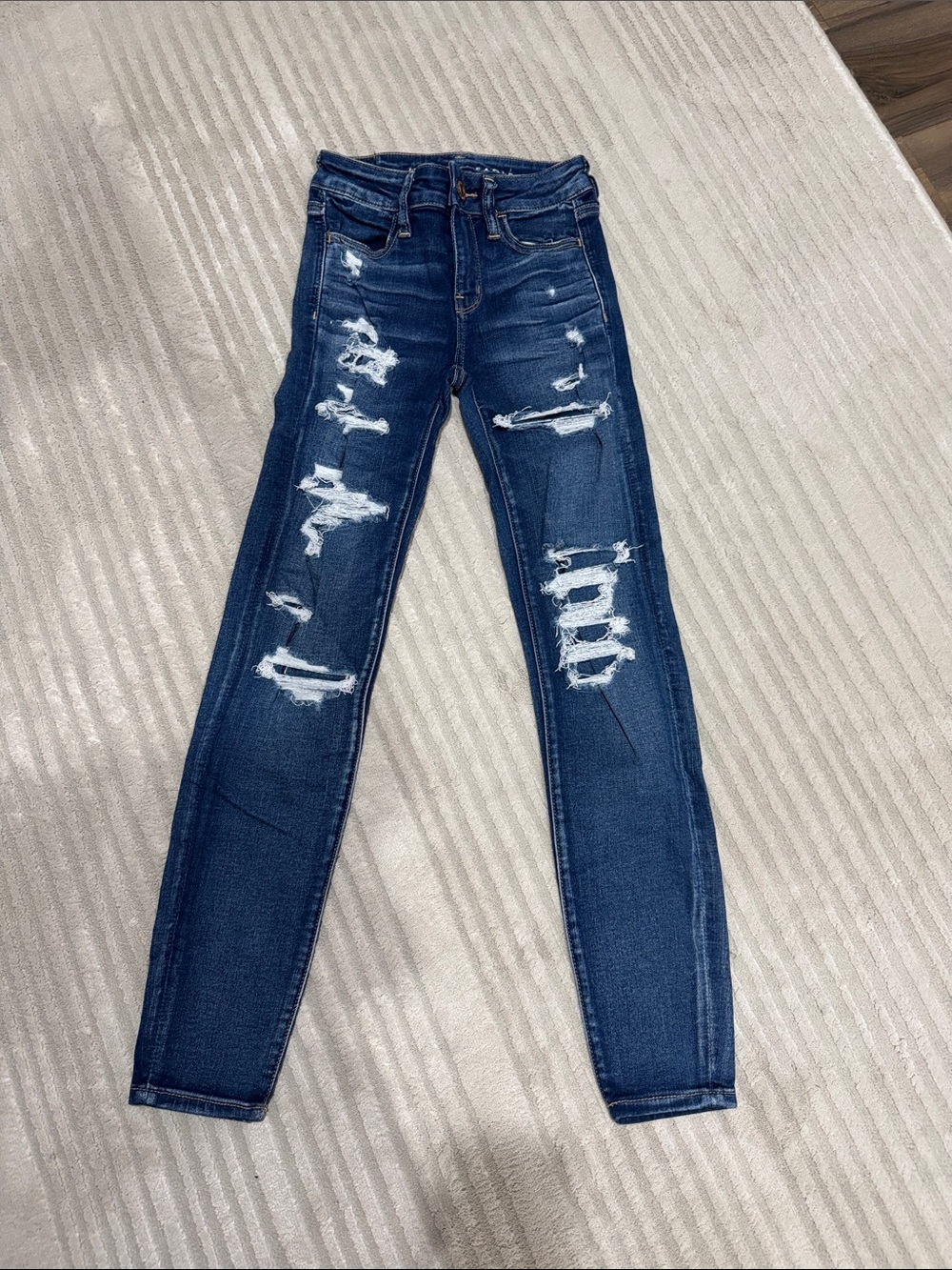NWOT medium-dark wash patched skinny jeans from AE size 000 short!